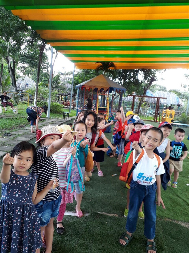 Con tháo giày, mẹ cho  Con thao giay, me cho