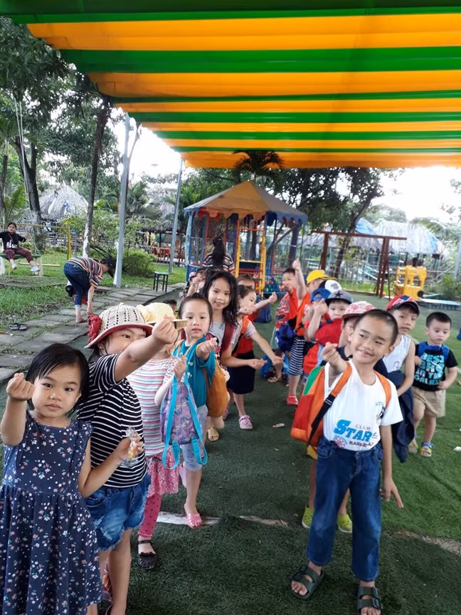 Con tháo giày, mẹ cho Con thao giay, me cho