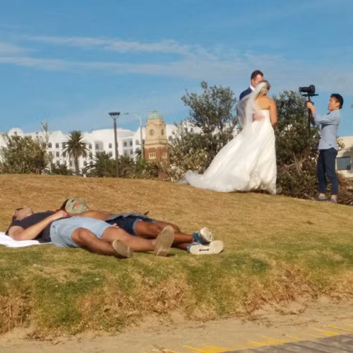 Ai cưới thì mặc kệ.