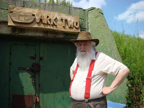 Ông Bruce Beach trước cửa hầm trú hạt nhân Ark Two. Ông Bruce Beach trước cửa hầm trú hạt nhân Ark Two. Ảnh:/The Shelburne Freelancer