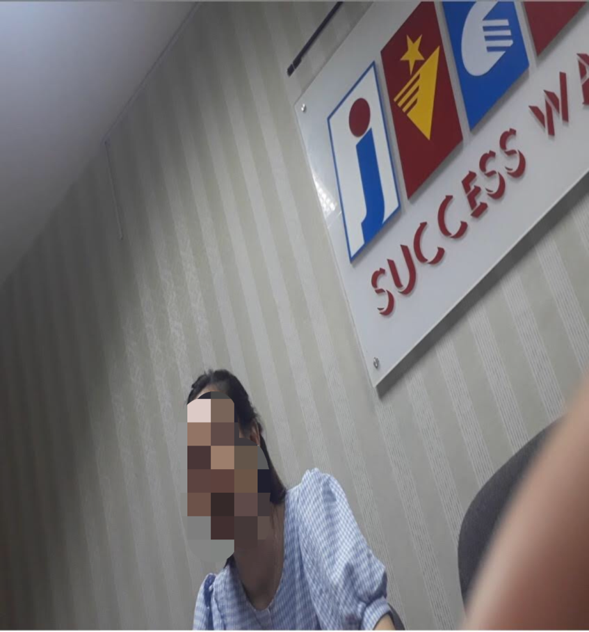 Nhân viên tư vấn của Trung tâm JVCI đang cung cấp thông tin cho “khách hàng”