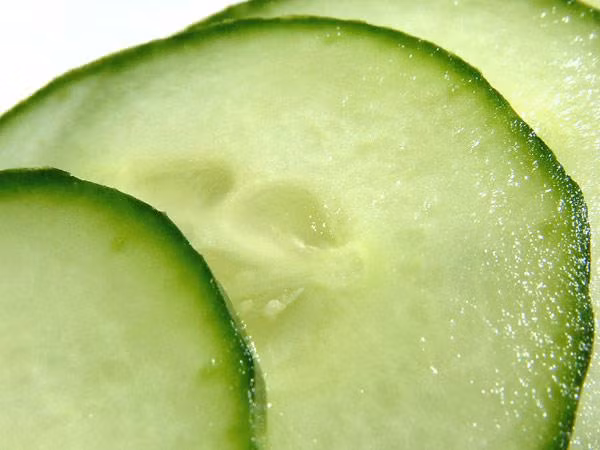 Làm mát da bằng dưa chuột