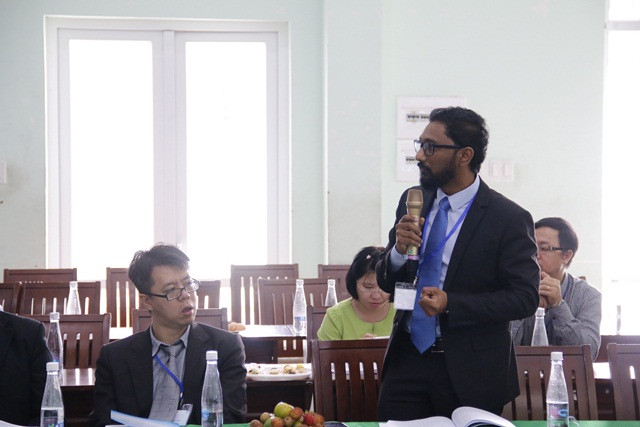 Một đại biểu quốc tế trình bày tại hội thảo