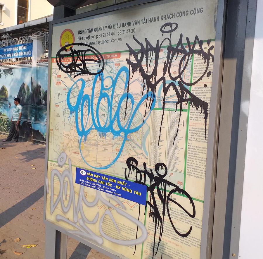 Tấm bảng hướng dẫn tuyến xe buýt bị bôi bẩn