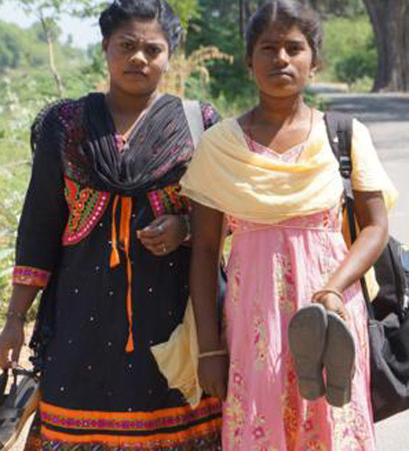 Bí ẩn về nơi người dân đi chân đất, tay cầm dép ảnh 1 Mọi người ra đường đều cầm theo giầy, dép như phụ nữ các nơi khác cầm theo ví, túi xách. Ảnh: BBC.