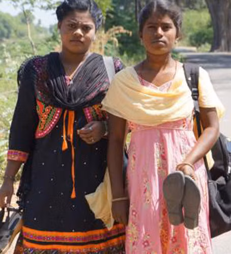 Bí ẩn về nơi người dân đi chân đất, tay cầm dép ảnh 1 Mọi người ra đường đều cầm theo giầy, dép như phụ nữ các nơi khác cầm theo ví, túi xách. Ảnh: BBC.