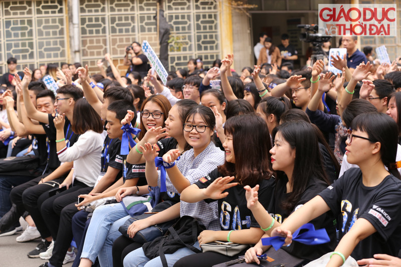 Rất đông đảo sinh viên đã có mặt từ sớm để hưởng ứng Chiến dịch Giờ Trái Đất.