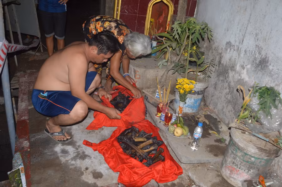 Phát hiện nhiều đoạn xương nghi là xương người trong hố sâu