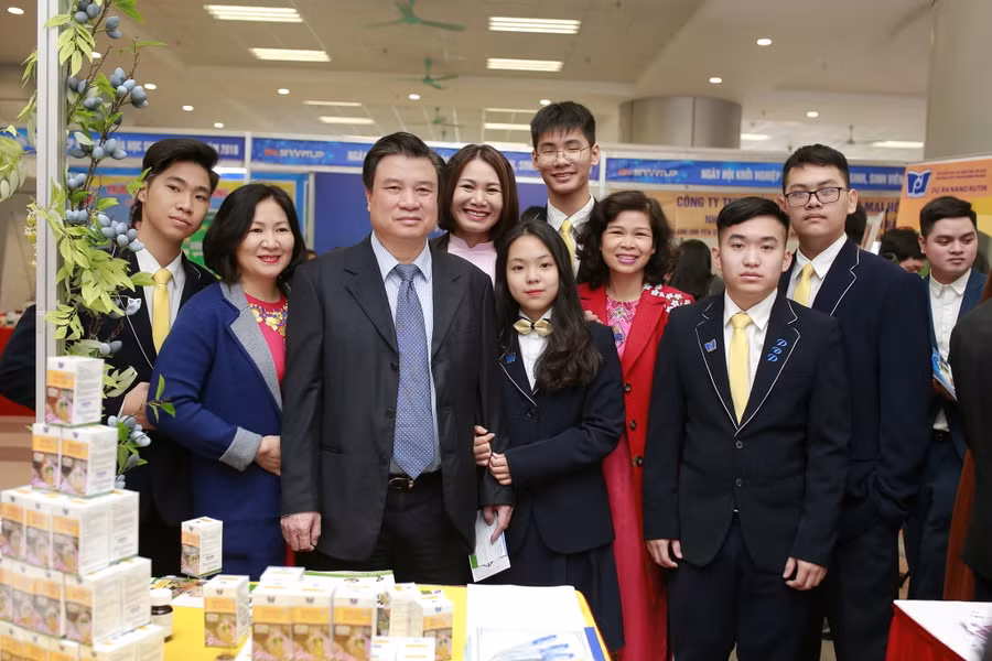 Thứ trưởng Bộ GD&ĐT Nguyễn Hữu Độ chúc mừng thành tích của học sinh Trường THPT Phan Đình Phùng. Ảnh: Lan Anh.