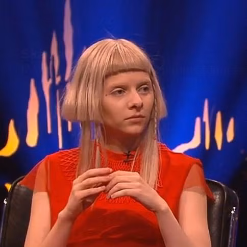 canh dan ong xon xang khi vo di cat toc ve hinh anh 1