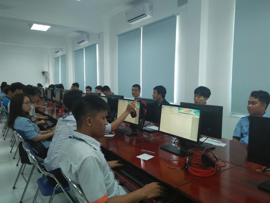 Các thí sinh bước vô phần thi lý thuyết trên máy tính.