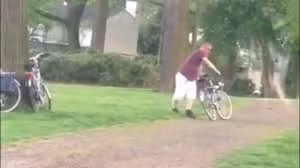 Cười ra nước mắt người đàn ông lần đầu tiên được đi xe đạp