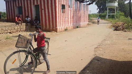 Bí ẩn về nơi người dân đi chân đất, tay cầm dép ảnh 2 Anbu Nithi, 10 tuổi, cũng hăng hái đạp xe bằng chân trần đến trường trên con đường đất nhỏ. Ảnh: BBC.