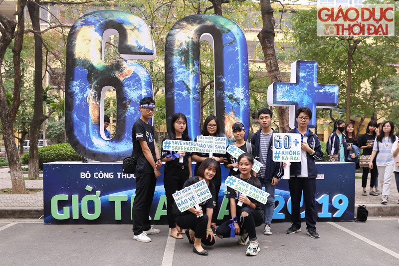 “Đồng hành của sinh viên với chiến dịch Giờ Trái Đất 2019” là hoạt động nằm trong khuôn khổ của chiến dịch Giờ Trái Đất 2019 với sự tham gia hưởng ứng của 1.000 sinh viên của Trường ĐH Khoa học Tự nhiên.