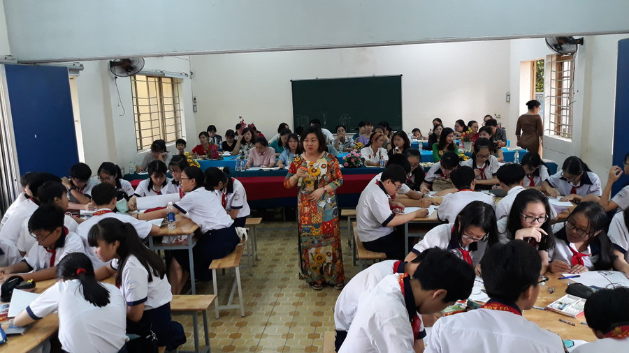 Hoc sinh hào hứng tham gia chuyên đề “dạy an toàn giao thông trong môn mỹ thuật”