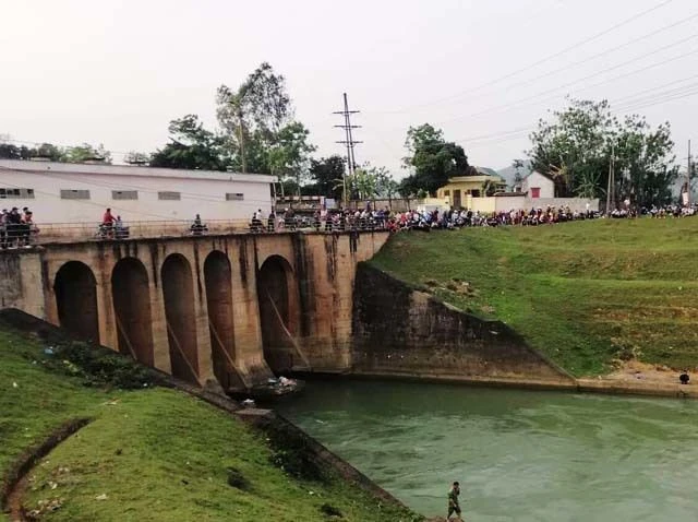 Sau cuộc gọi: “Mẹ ơi đến cống Mụ Bà mà nhận xác con về“, cô gái trẻ nghi nhảy sông tự vẫn 