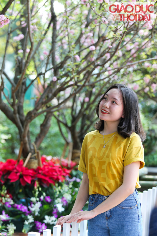 Giới trẻ Hà thành hào hứng check-in cùng hoa Anh đào Nhật Bản ảnh 3