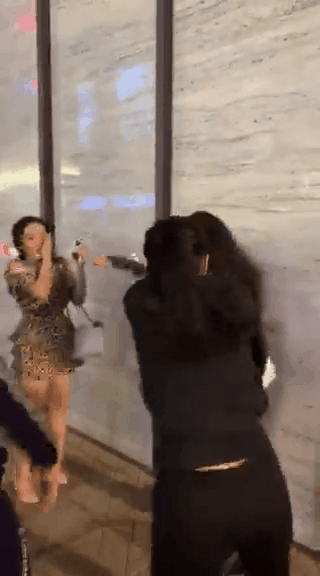 Vụ đánh ghen kinh hoàng ở Vincom: Cô vợ tung tin nhắn phản đòn, khẳng định người bị đánh đích thị tiểu tam - Ảnh 1. Vụ đánh ghen kinh hoàng ở Vincom: Cô vợ tung tin nhắn phản đòn, khẳng định người bị đánh đích thị tiểu tam - Ảnh 1.