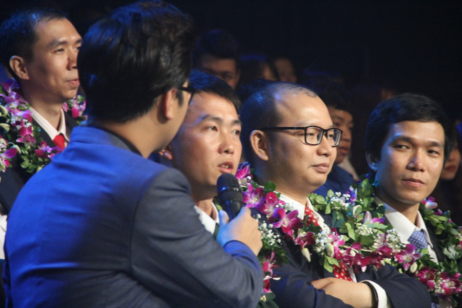 Trung úy Vàng Lao Lừ (thứ 3 từ phải sang) giao lưu với khán giải tại Lễ tuyên dương 10 Gương mặt trẻ Việt Nam tiêu biểu 2018 tối 19/3. Ảnh: Sỹ Điền. Trung úy Vàng Lao Lừ (thứ 3 từ phải sang) giao lưu với khán giải tại Lễ tuyên dương 10 Gương mặt trẻ Việt Nam tiêu biểu 2018 tối 19/3. Ảnh: Sỹ Điền.