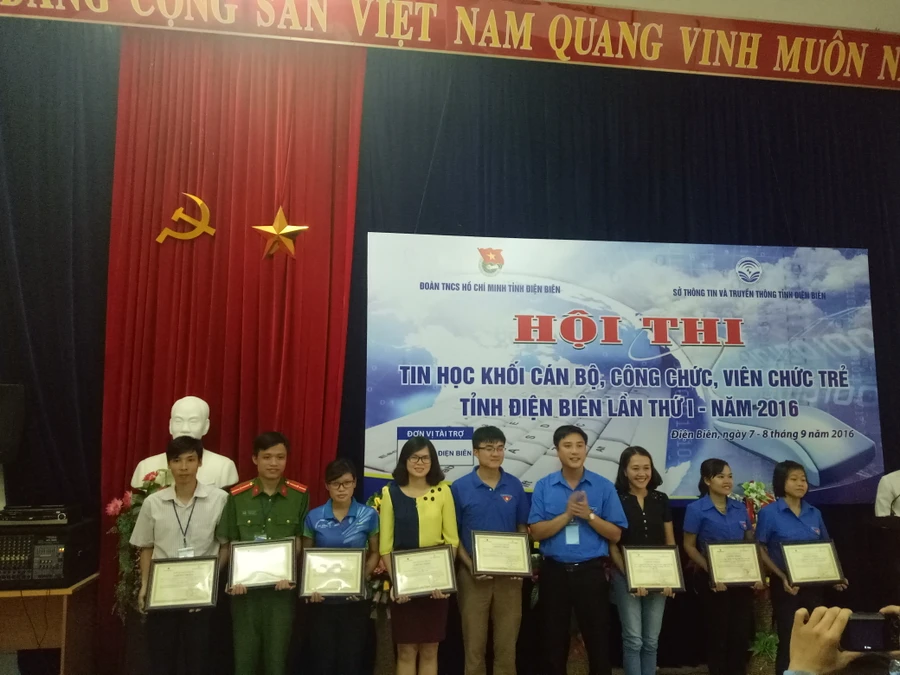 Trần Thị Hoa (thứ 4 từ bên trái) nhận giải thưởng trong Hội thi “Tin học khối cán bộ, công chức, viên chức trẻ tỉnh Điện Biên lần thứ I năm 2016”. Ảnh: Minh Thịnh.