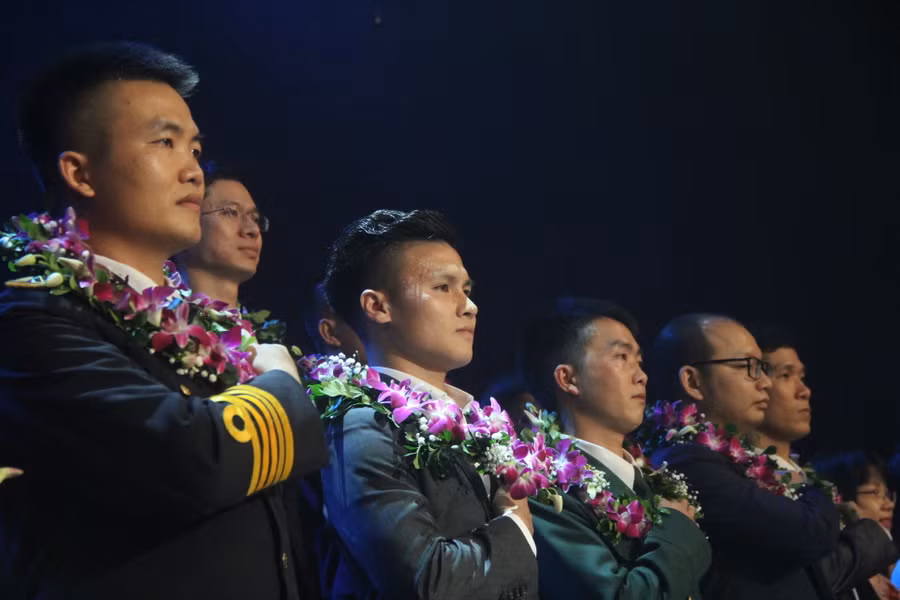 Trung úy Vàng Lao Lừ (thứ 3 - hàng 1 từ trái qua phải) thể hiện quyết xung kích của tuổi trẻ. Ảnh: Sỹ Điền.