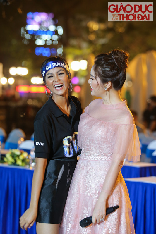 Hoa hậu H’Hen Ni-e xứ giả của Giờ Trái Đất dạng ngời trước chương trình