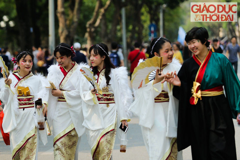 Các bạn trẻ mặc Kimono vui vẻ tham dự Lễ hội Hoa anh đào 2019.