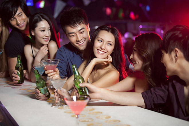 Ngàn lần hối hận vì mang chồng đẹp trai đi khoe lũ bạn hình ảnh 4 ngan lan hoi han vi mang chong dep trai di khoe lu ban hinh anh 4
