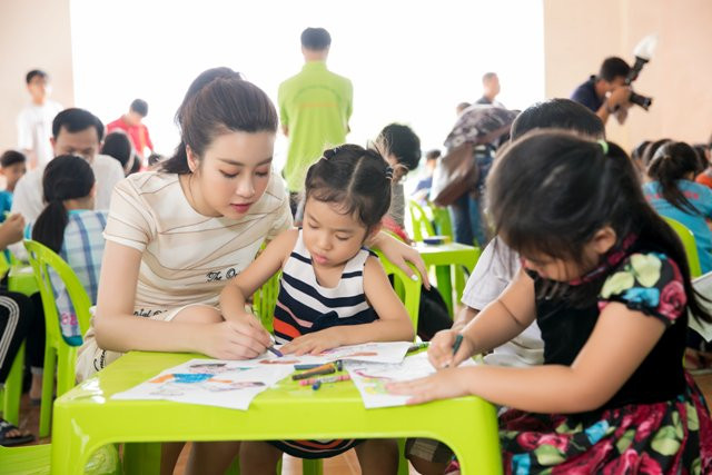 Hoa hậu Đỗ Mỹ Linh tham gia các hoạt động vui chơi cùng các em thiếu nhi tại đây