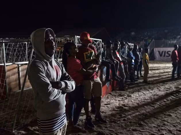 den nhu nigeria: ca nuoc mat dien, khong xem duoc world cup hinh anh 1