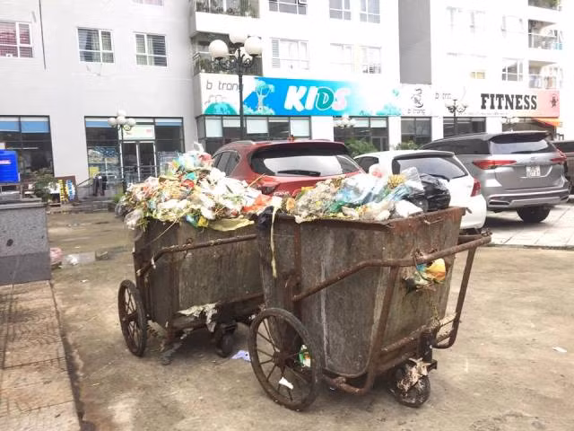 1 điểm tập kết rác sát tầng 1