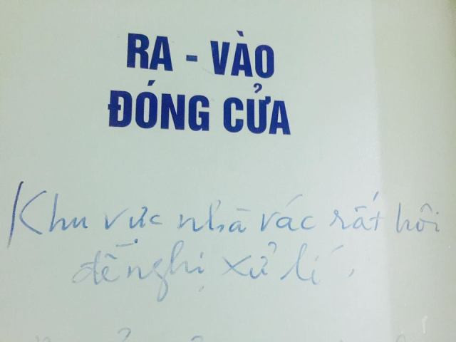 Cư dân tầng 25, vì họng rác hôi hám, đã lấy gạch mở và chèn cửa cầu thang bộ ,cho mùi hôi thoát ra cầu thang bộ, bất chấp mối lo cháy nổ, ghi dòng chữ yêu cầu xử lý họng rác mới được đóng cửa.