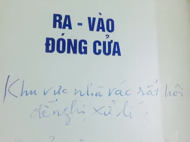 Cư dân tầng 25, vì họng rác hôi hám, đã lấy gạch mở và chèn cửa cầu thang bộ ,cho mùi hôi thoát ra cầu thang bộ, bất chấp mối lo cháy nổ, ghi dòng chữ yêu cầu xử lý họng rác mới được đóng cửa.