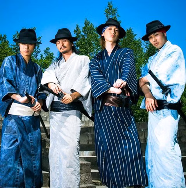 Các samurai cầm thanh kẹp rác thay vì kiếm và đeo giỏ đựng rác sau lưng