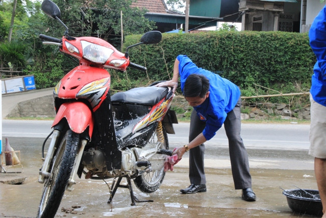 Mỗi điểm rửa xe có 8 đoàn viên thay nhau làm việc