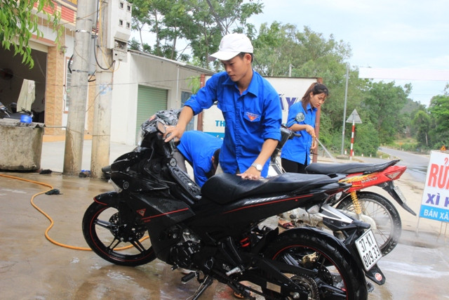 Mỗi điểm rửa xe có 8 đoàn viên thay nhau làm việc