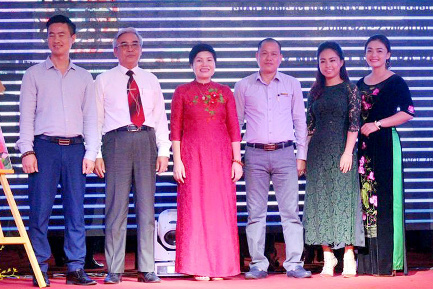 Nhân kỷ niệm 1 năm ra bộ mới, Chủ tịch Hội cùng Ban biên tập Tạp chí chi ân các doanh nhân, doanh nghiệp đã đóng góp cho sự phát triển của tạp chí Nhân kỷ niệm 1 năm ra bộ mới, Chủ tịch Hội cùng Ban biên tập Tạp chí chi ân các doanh nhân, doanh nghiệp đã đóng góp cho sự phát triển của tạp chí