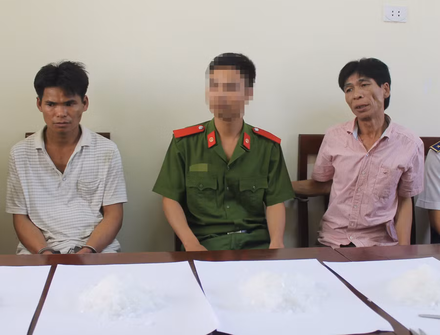 Nghi can Nguyễn Đình Thắng (ngoài cùng bên phải) và Nguyễn Hữu Khanh (ngoài cùng bên trái).