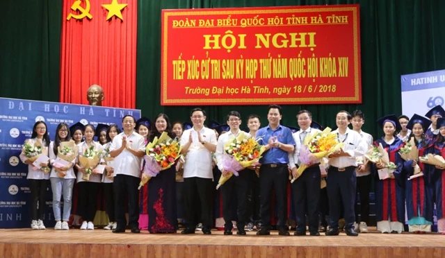 Phó Thủ tướng Vương Đình Huệ, đồng chí Lê Đình Sơn và đồng chí Đặng Quốc Khánh tặng quà lưu niệm cho cán bộ, giảng viên, học sinh, sinh viên Trường Đại học Hà Tĩnh