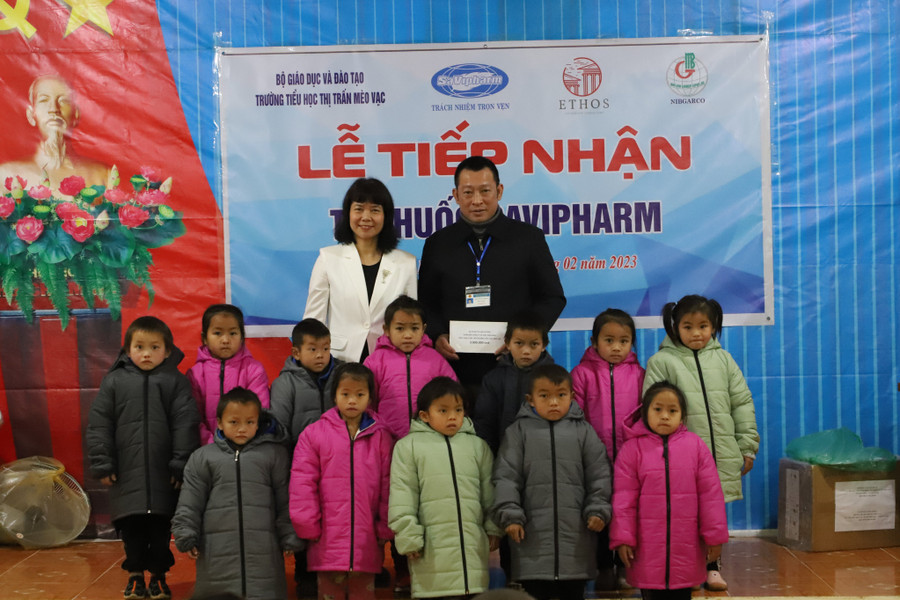 Học trò điểm trường Sán Tớ nhận áo ấm của May Xuất khẩu Ninh Bình