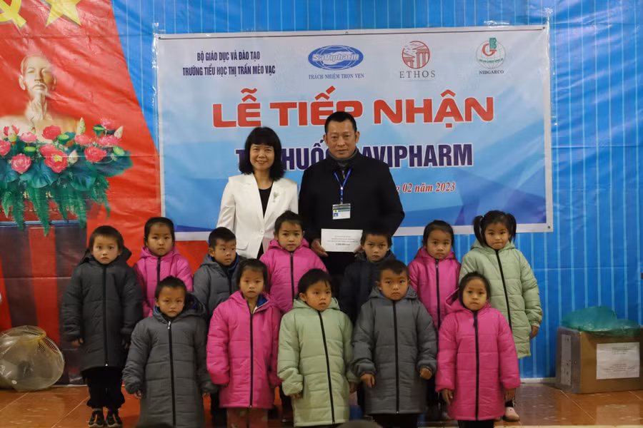 Học trò điểm trường Sán Tớ nhận áo ấm của May Xuất khẩu Ninh Bình