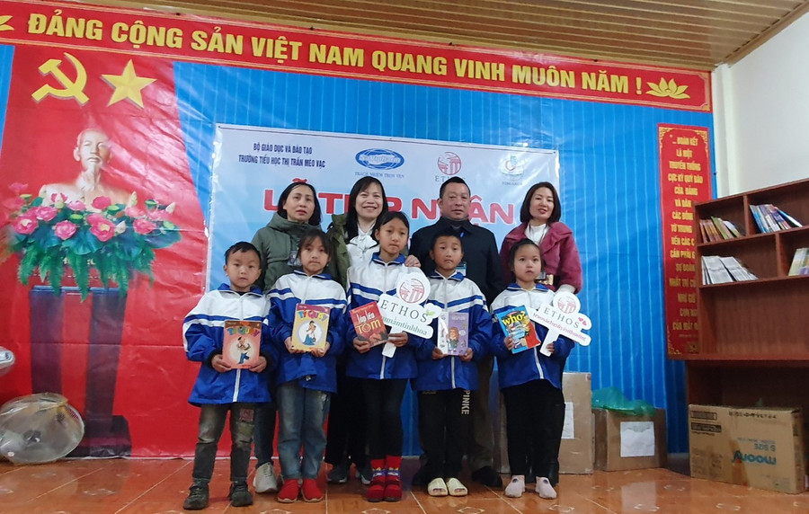 Bà Ngô Thị Ngoan (hàng trên, thứ hai từ trái sang) - Phó Giám đốc công ty Ethos Việt Nam trao tặng tủ sách cho học trò nhà trường