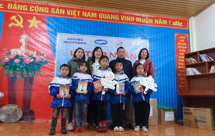Bà Ngô Thị Ngoan (hàng trên, thứ hai từ trái sang) - Phó Giám đốc công ty Ethos Việt Nam trao tặng tủ sách cho học trò nhà trường