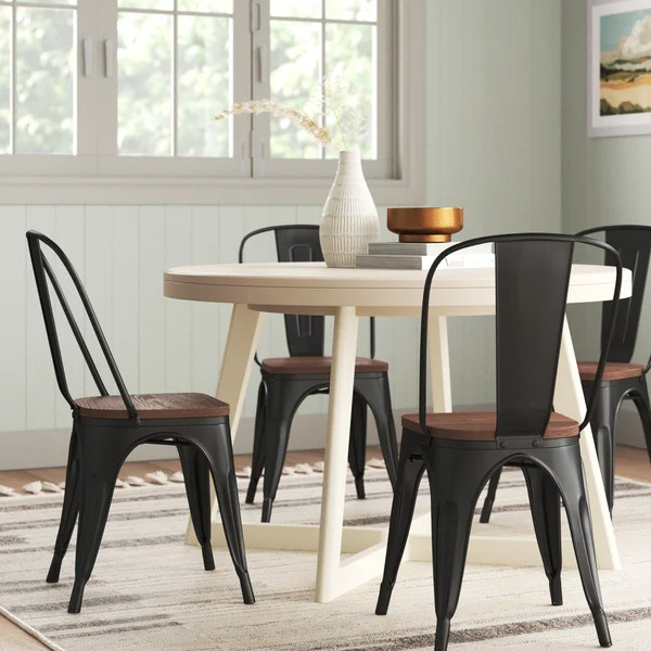 Những chiếc ghế cổ điển này có thể xếp chồng lên nhau. (Ảnh: ITN). Những chiếc ghế cổ điển này có thể xếp chồng lên nhau. (Ảnh: ITN).