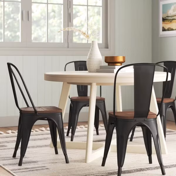 Những chiếc ghế cổ điển này có thể xếp chồng lên nhau. (Ảnh: ITN).