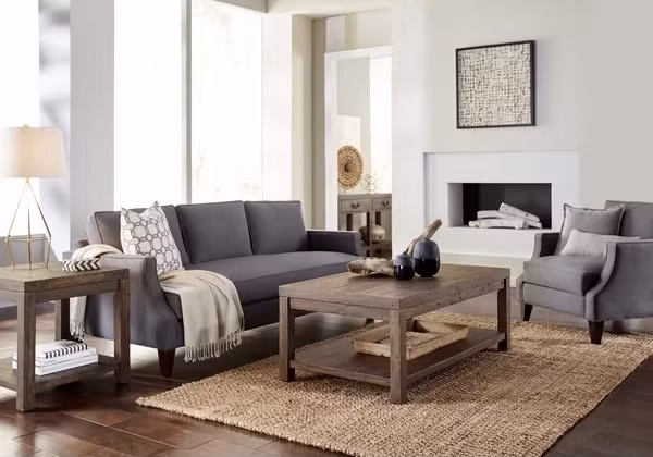 Bàn cà phê mặt gỗ đặc trưng. (Ảnh: ITN).