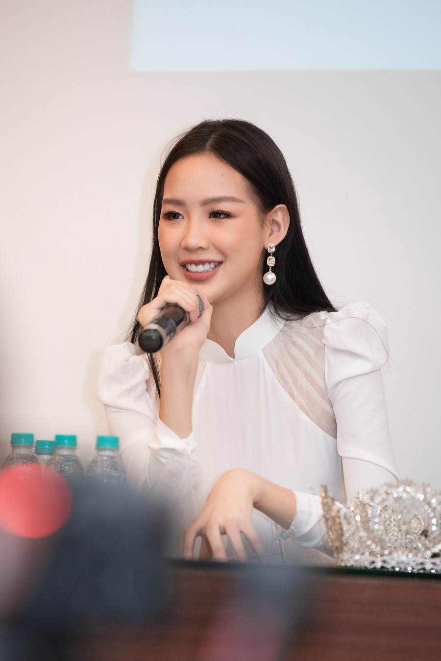 Khả năng tiếng Anh xuất sắc, thần thái chuẩn Hoa hậu Quốc tế của nàng hậu khiến sinh viên nơi đây thán phục. Khả năng tiếng Anh xuất sắc, thần thái chuẩn Hoa hậu Quốc tế của nàng hậu khiến sinh viên nơi đây thán phục.