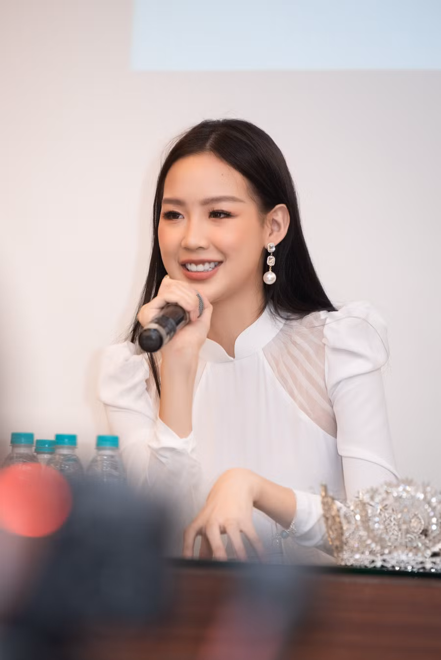 Khả năng tiếng Anh xuất sắc, thần thái chuẩn Hoa hậu Quốc tế của nàng hậu khiến sinh viên nơi đây thán phục.