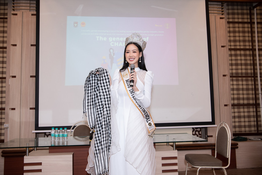 Sinh viên trường Xavier trước món quà là những chiếc khăn rằn đến từ Việt Nam của Miss Intercontinental Bảo Ngọc. Sinh viên trường Xavier trước món quà là những chiếc khăn rằn đến từ Việt Nam của Miss Intercontinental Bảo Ngọc.
