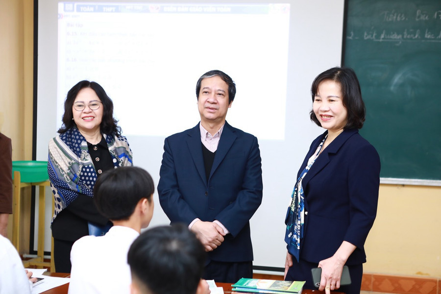Bộ trưởng Nguyễn Kim Sơn (giữa), Thứ trưởng Ngô Thị Minh (trái) trong một chuyến thăm Trường Hữu Nghị 80 năm 2022. Bộ trưởng Nguyễn Kim Sơn (giữa), Thứ trưởng Ngô Thị Minh (trái) trong một chuyến thăm Trường Hữu Nghị 80 năm 2022.
